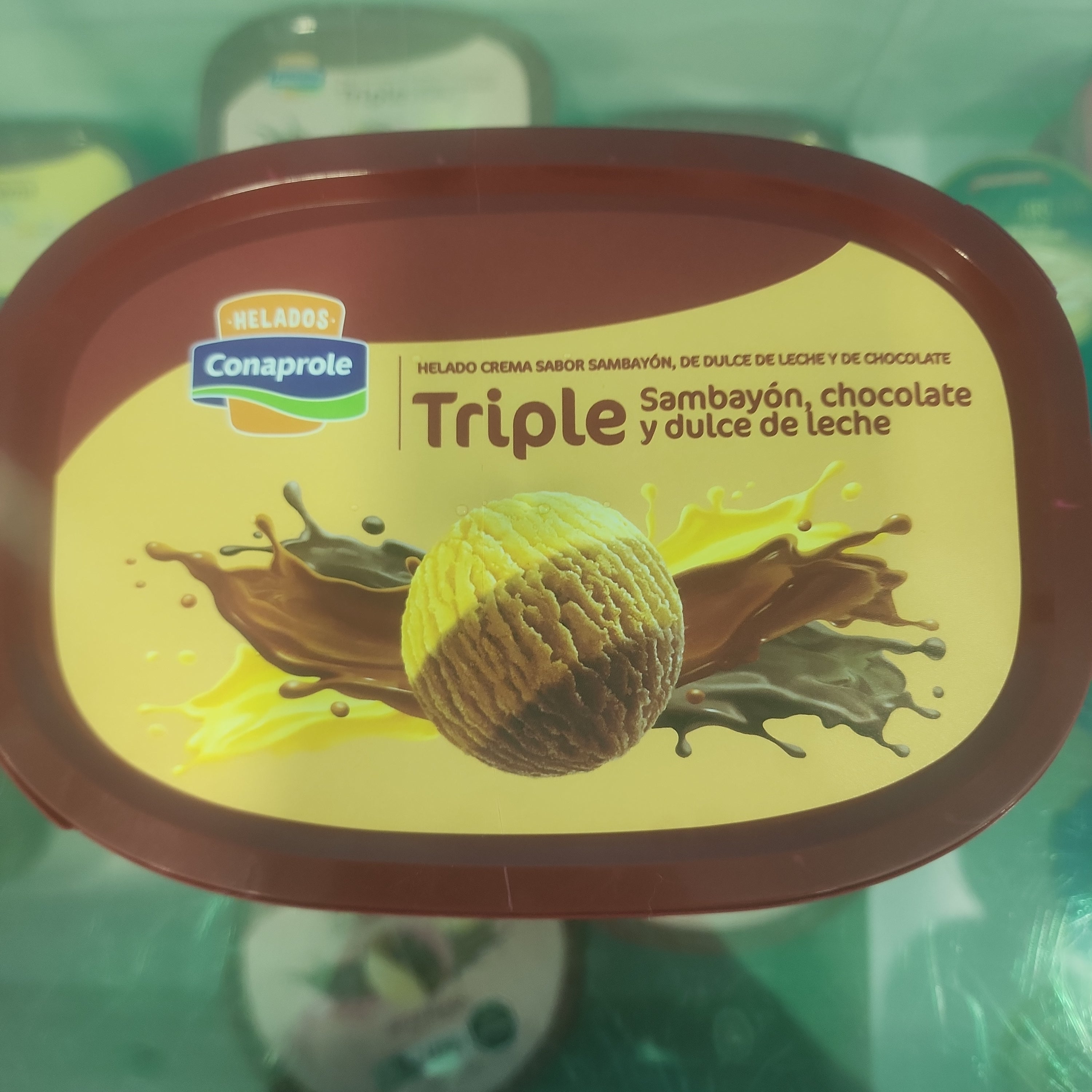 GELADO CONAPROLE 2L TRIPLO SAMBAYON CHOCOLATE E DOCE DE LEITE